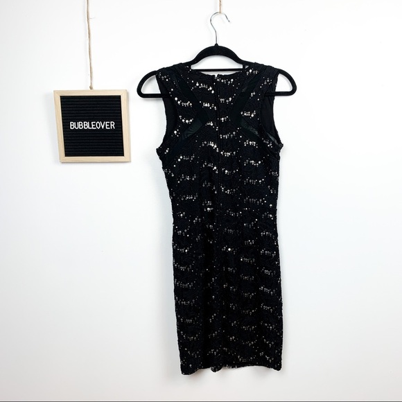 Stunning Form Fitting City Triangles Dress - Picture 12 of 14